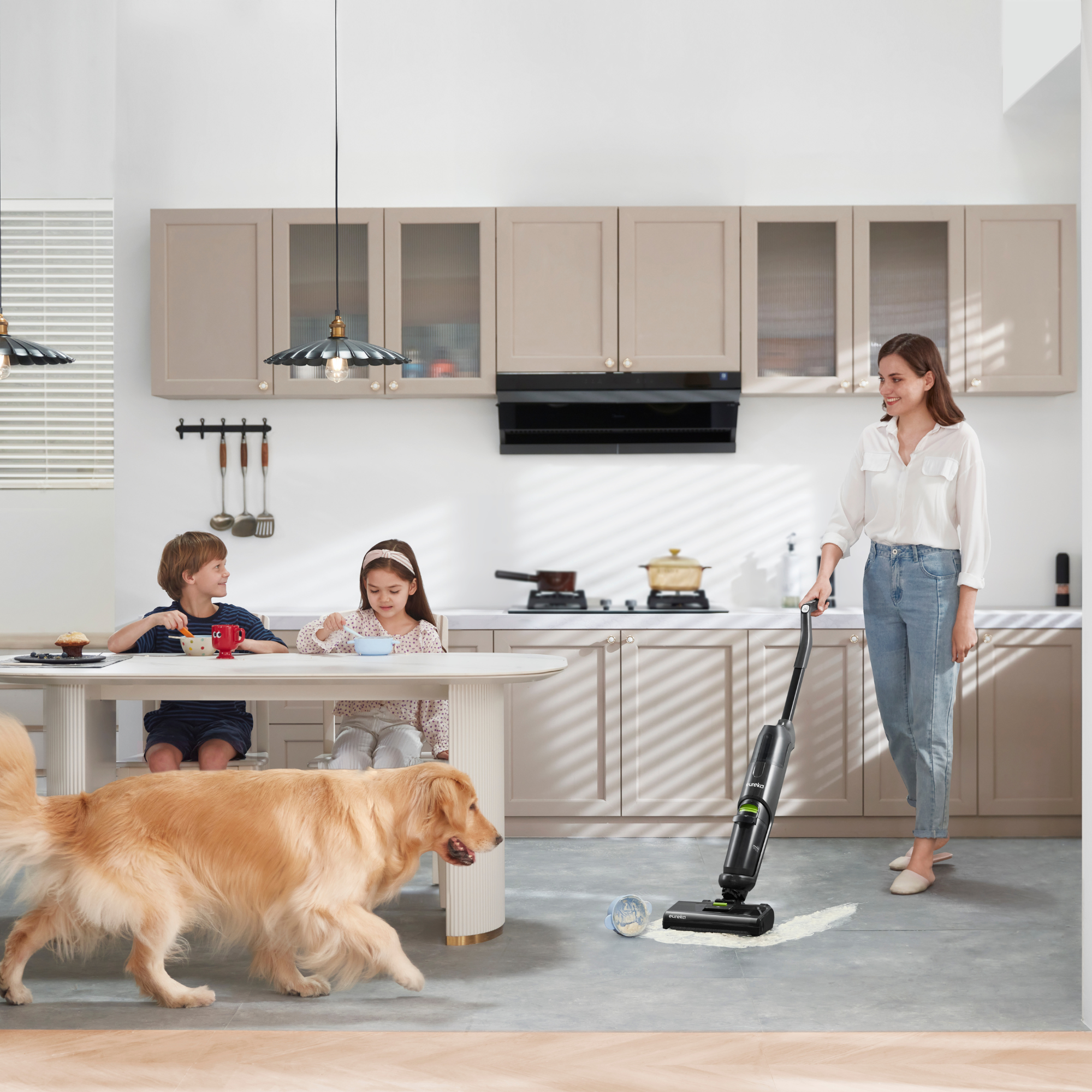 Eureka NEW400 Aspiradora Escoba Sin Cable en Seco y Húmedo, Ligera, Autolimpieza, Autonomía 30 Minutos, Depósito Doble, Suelos Duros, Pelo de Mascotas