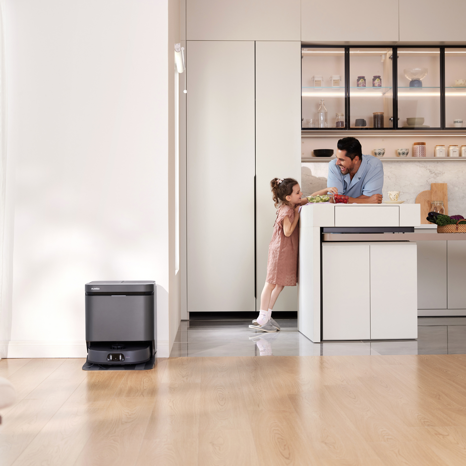 Aspirateur robot laveur Eureka J15 Pro Ultra avec aspiration de 16 200 Pa, système anti-emmêlement et lavage à l'eau chaude - Noir