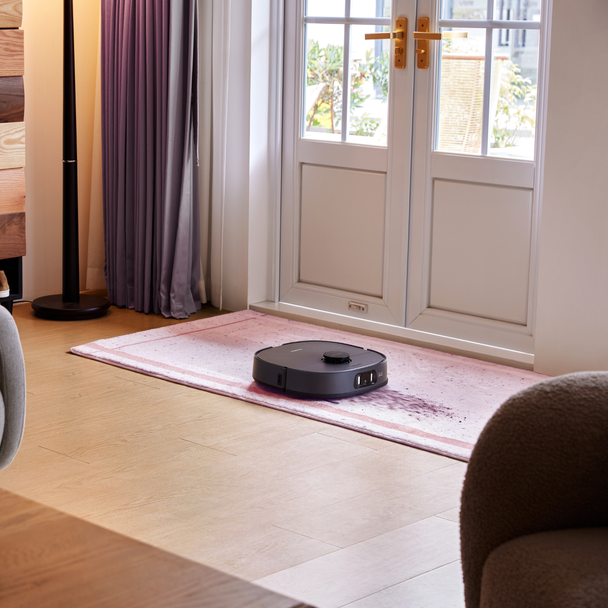 Aspirateur robot laveur Eureka J15 Pro Ultra avec aspiration de 16 200 Pa, système anti-emmêlement et lavage à l'eau chaude - Noir